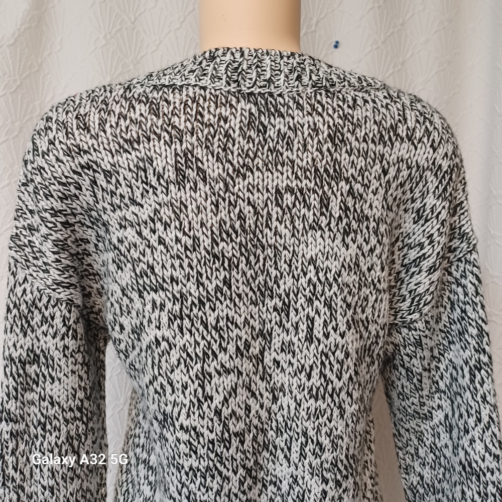 Victoria's Secret Women Size S Black and White V-Neck Sweater - Picture 9 of 13